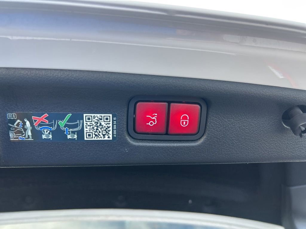 Used 2025 Mercedes-Benz C 300 Sedan image 29