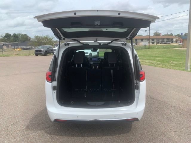 Used 2025 Chrysler Pacifica Select FWD image 26