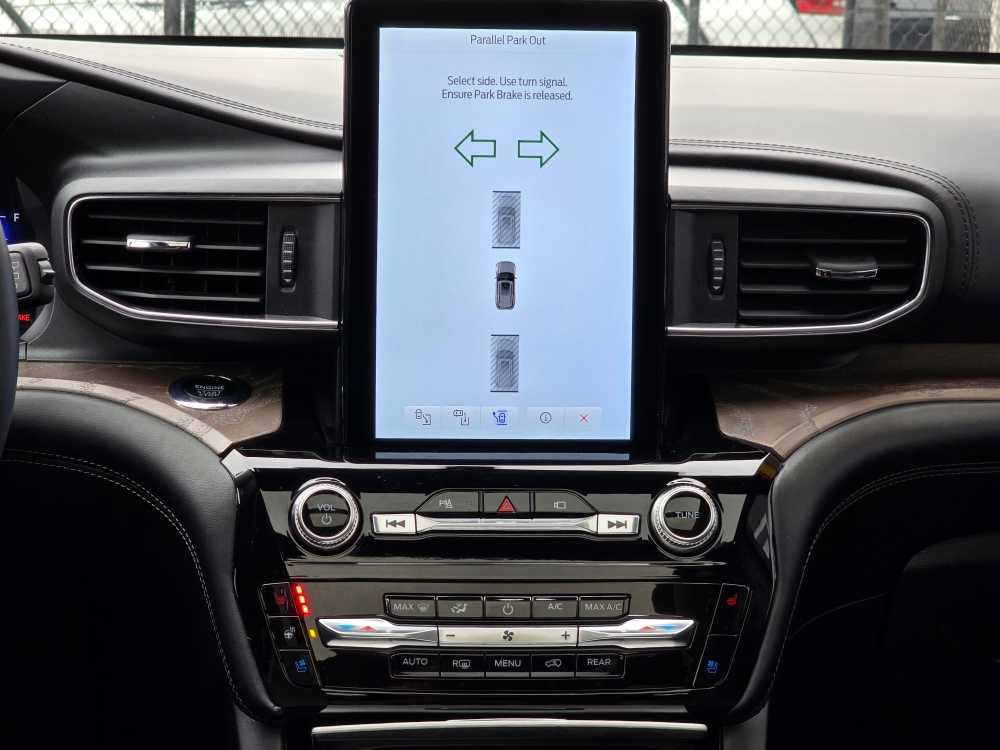 Used 2023 Ford Explorer Platinum w/ Technology Package image 31