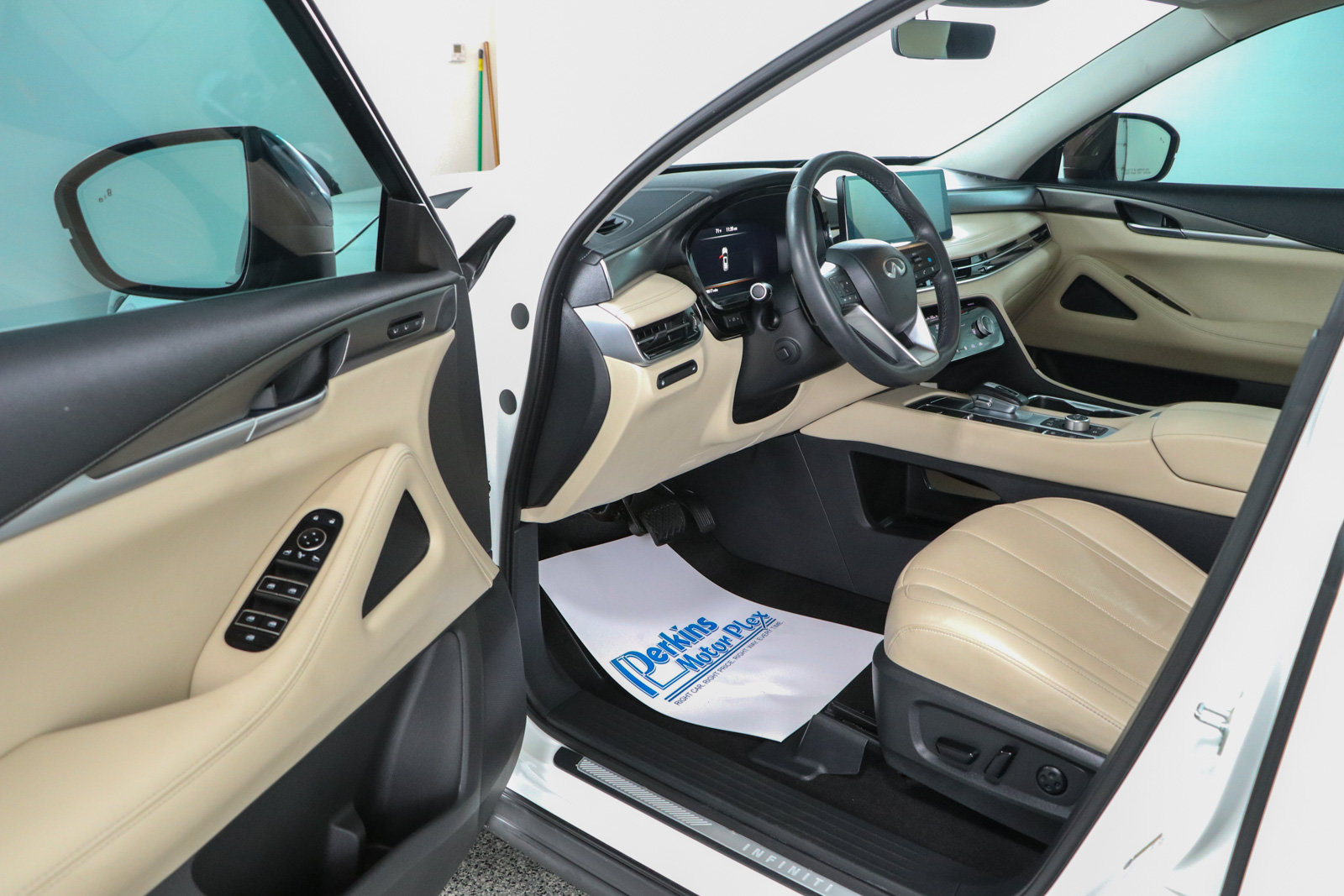 Used 2023 INFINITI QX60 Luxe w/ Cargo Package AWD/4WD image 3