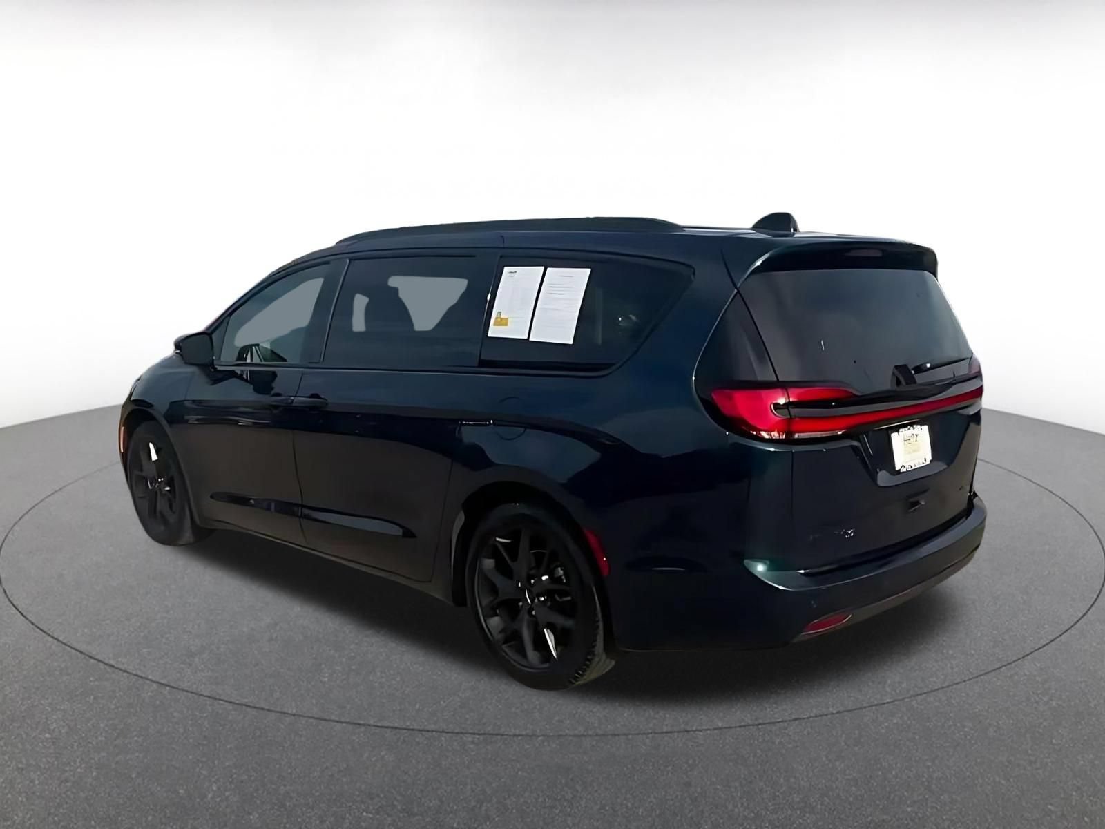 Used 2025 Chrysler Pacifica Limited FWD image 9