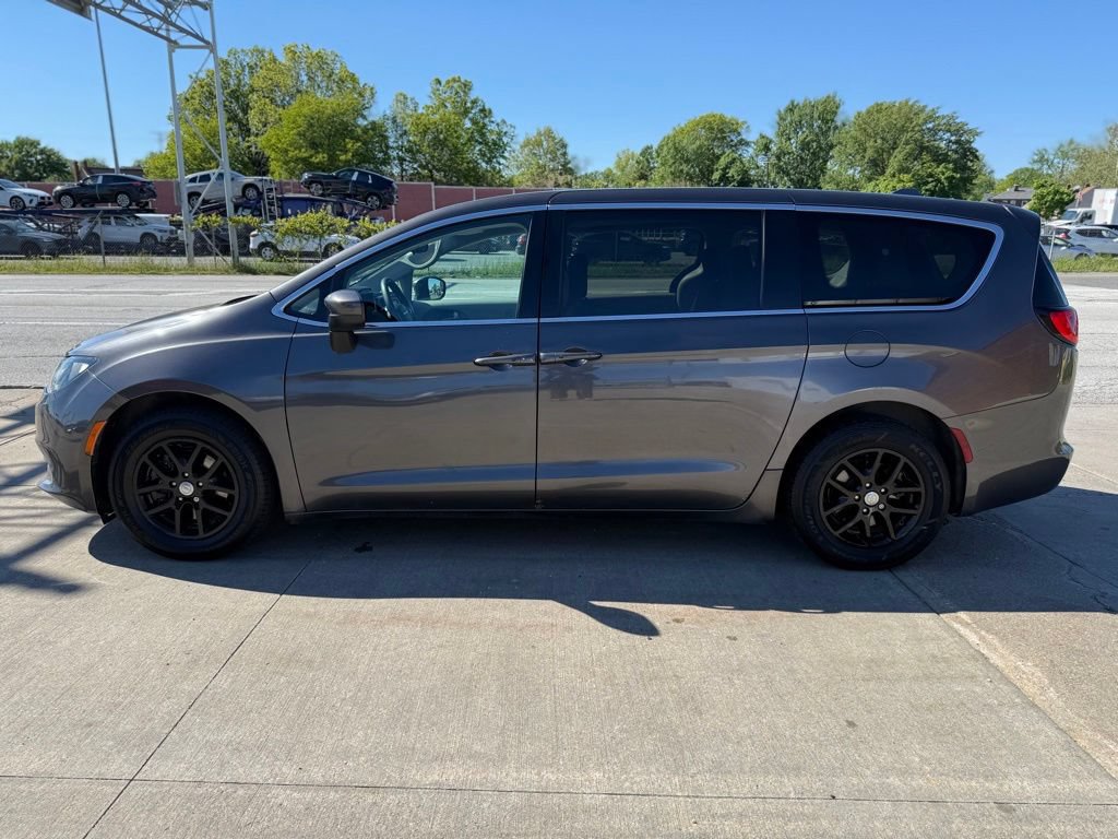 Used 2017 Chrysler Pacifica Touring FWD image 6
