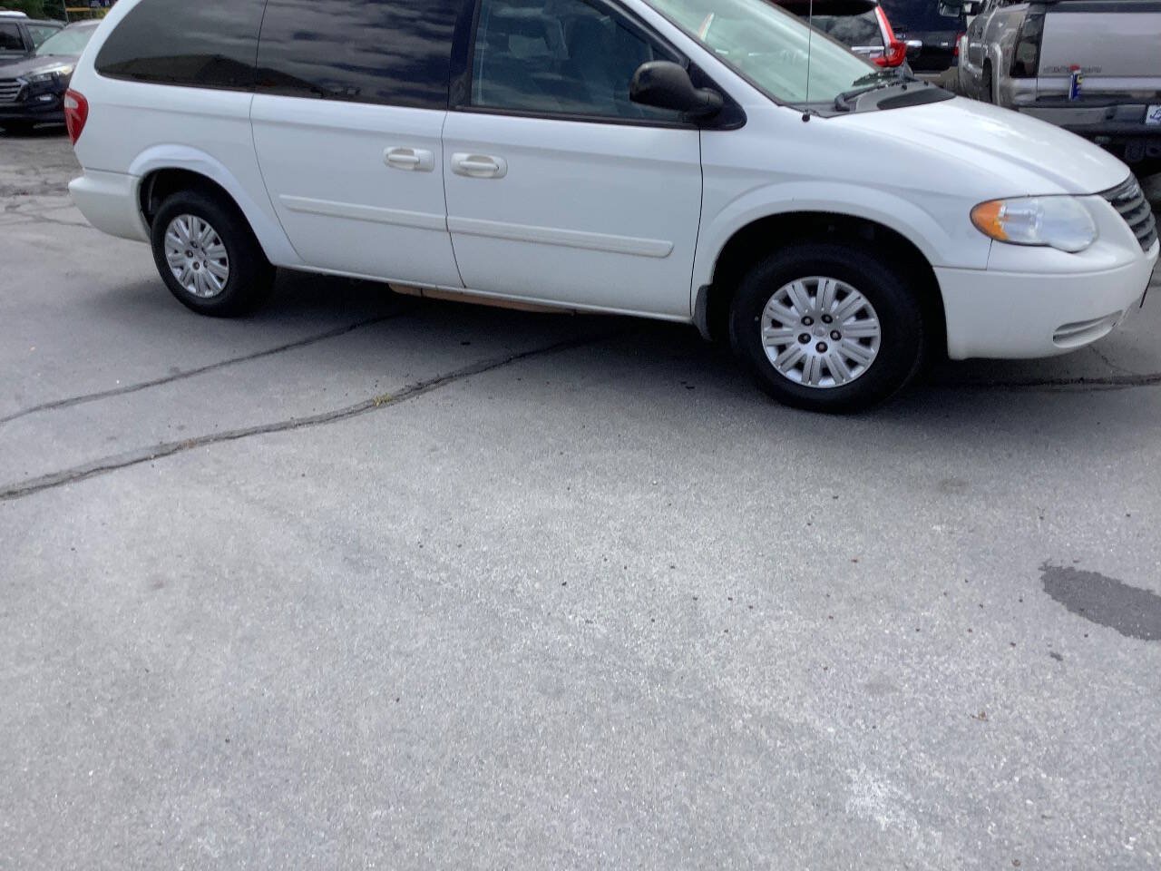 Used 2006 Chrysler Town & Country LX w/ Popular Equipment Group II FWD image 6
