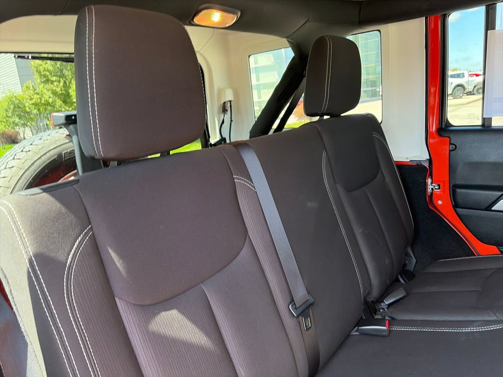 Used 2015 Jeep Wrangler Unlimited Sahara w/ Connectivity Group AWD/4WD image 33