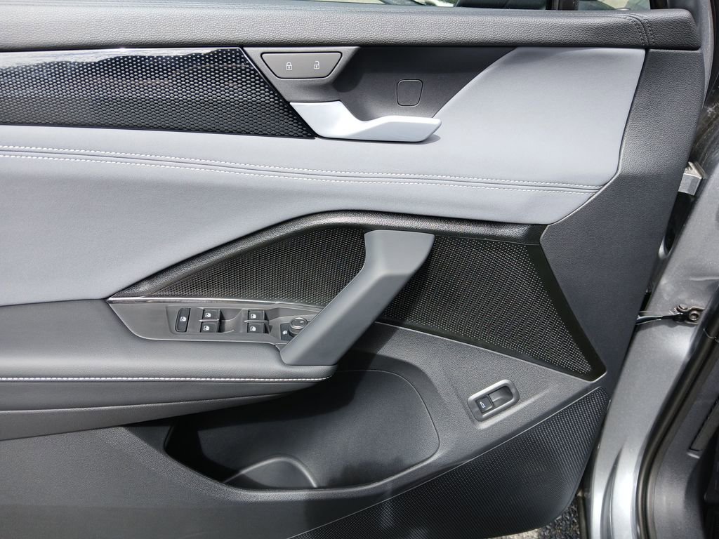 New 2025 Volkswagen Tiguan SE image 11