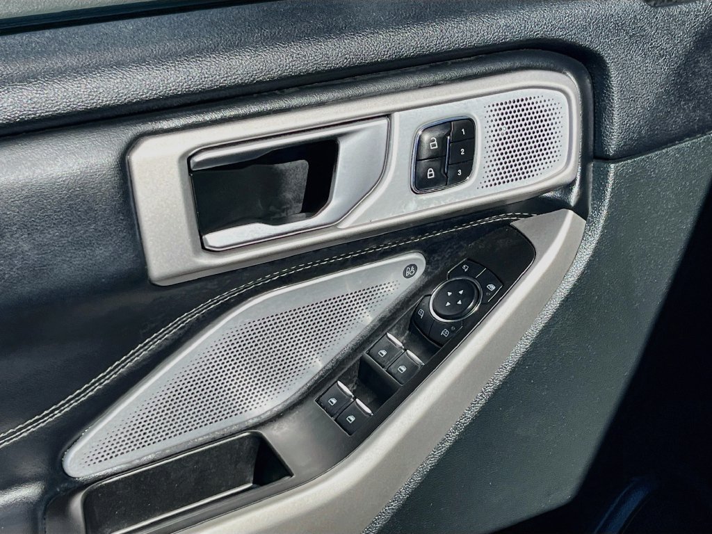 Used 2023 Ford Explorer Limited w/ Limited Technology Package RWD image 18