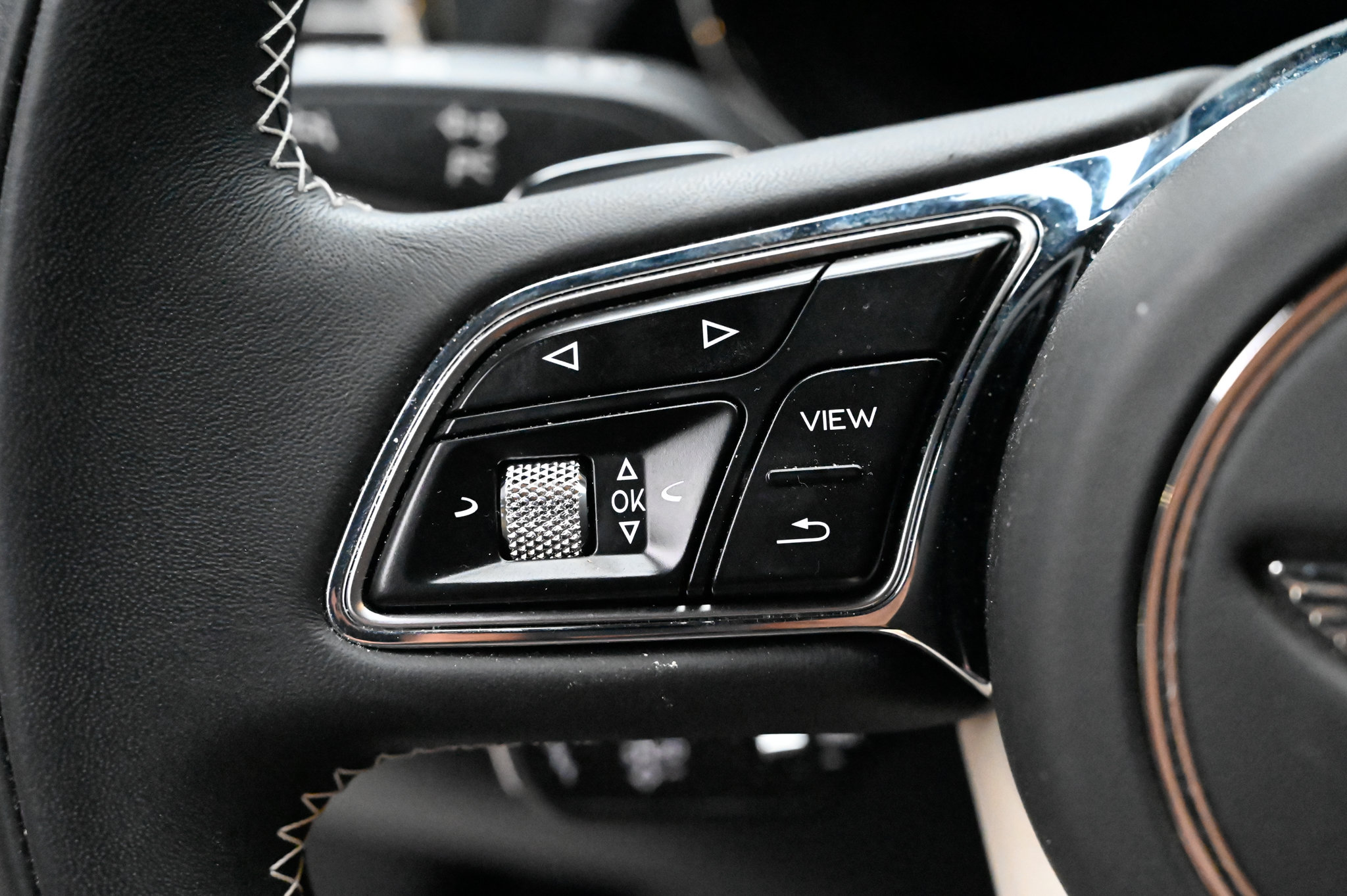 Used 2025 Bentley Bentayga AWD/4WD image 25