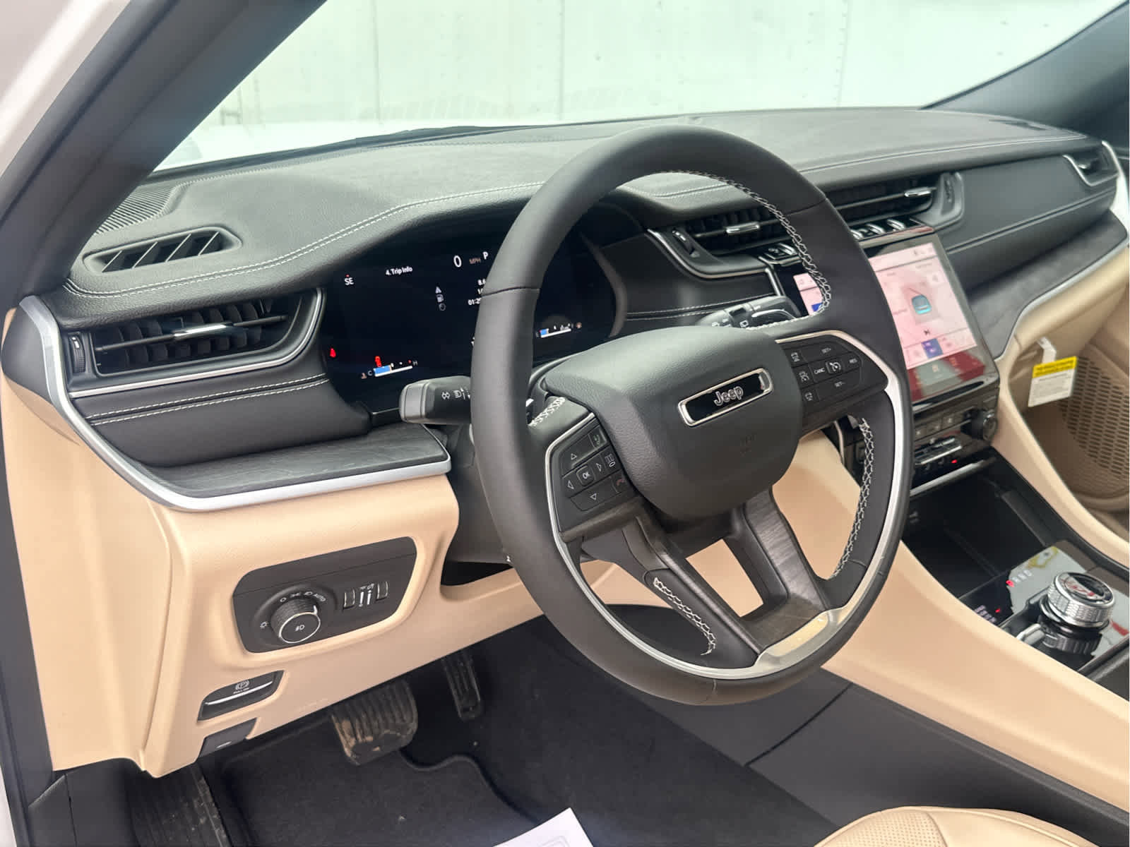 New 2025 Jeep Grand Cherokee Limited w/ Luxury Tech Group II image 37