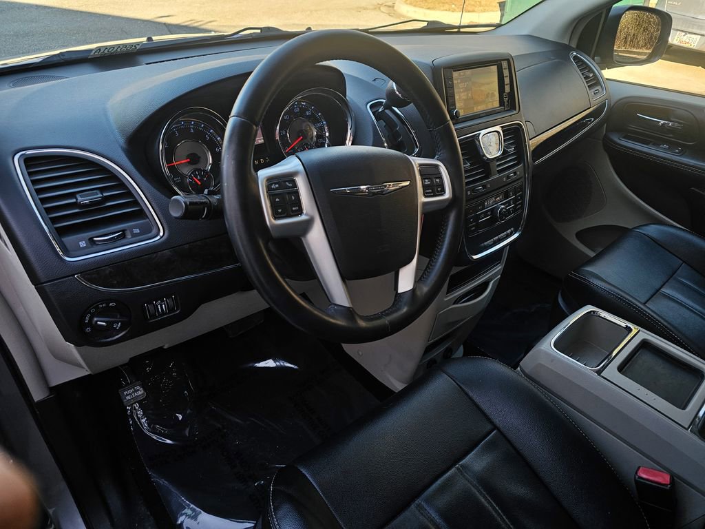 Used 2016 Chrysler Town & Country Touring image 9