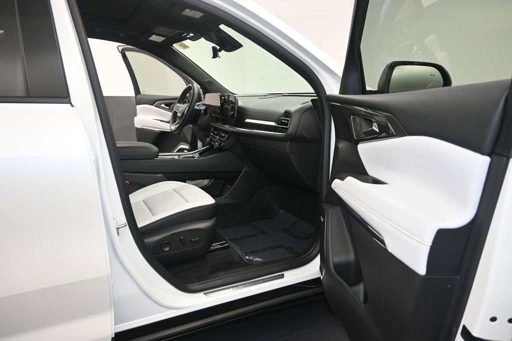Used 2025 Chevrolet Traverse High Country FWD image 12