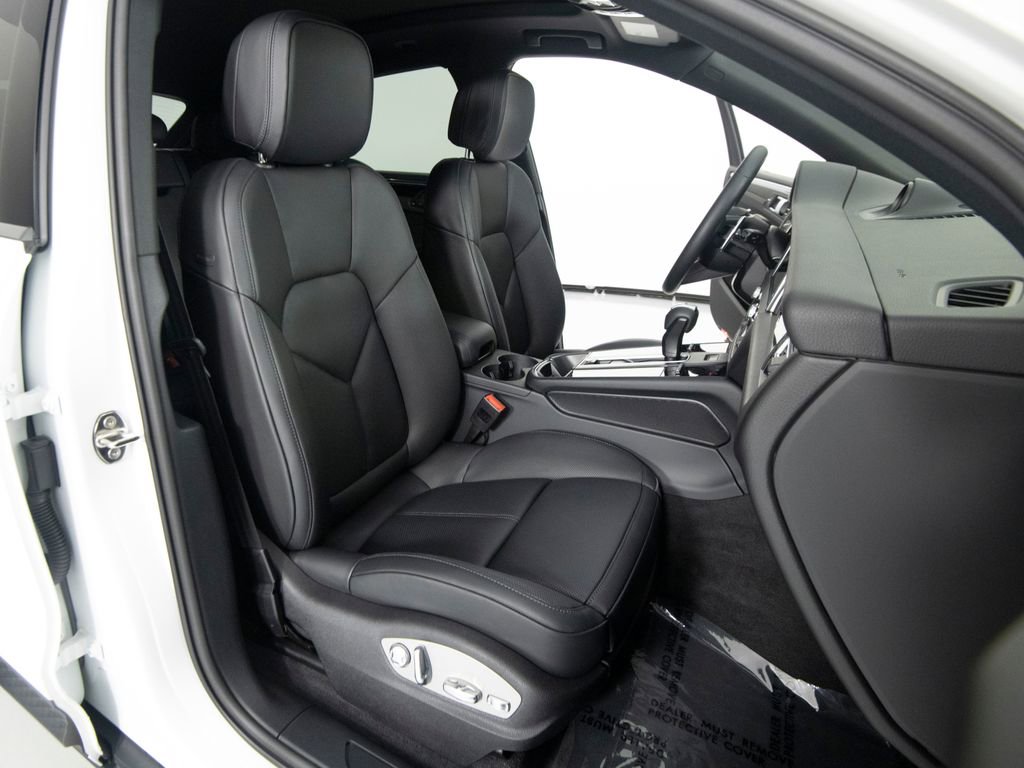Certified 2026 Porsche Macan AWD/4WD image 32