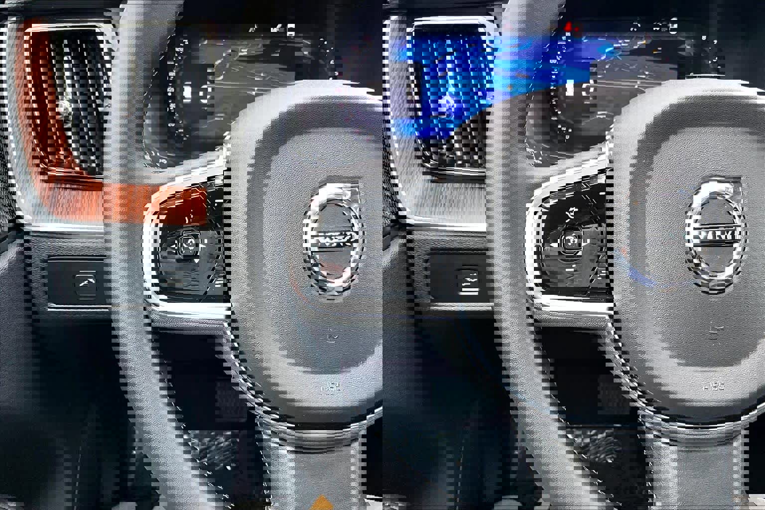 Certified 2024 Volvo XC60 B5 Plus w/ Climate Package image 23