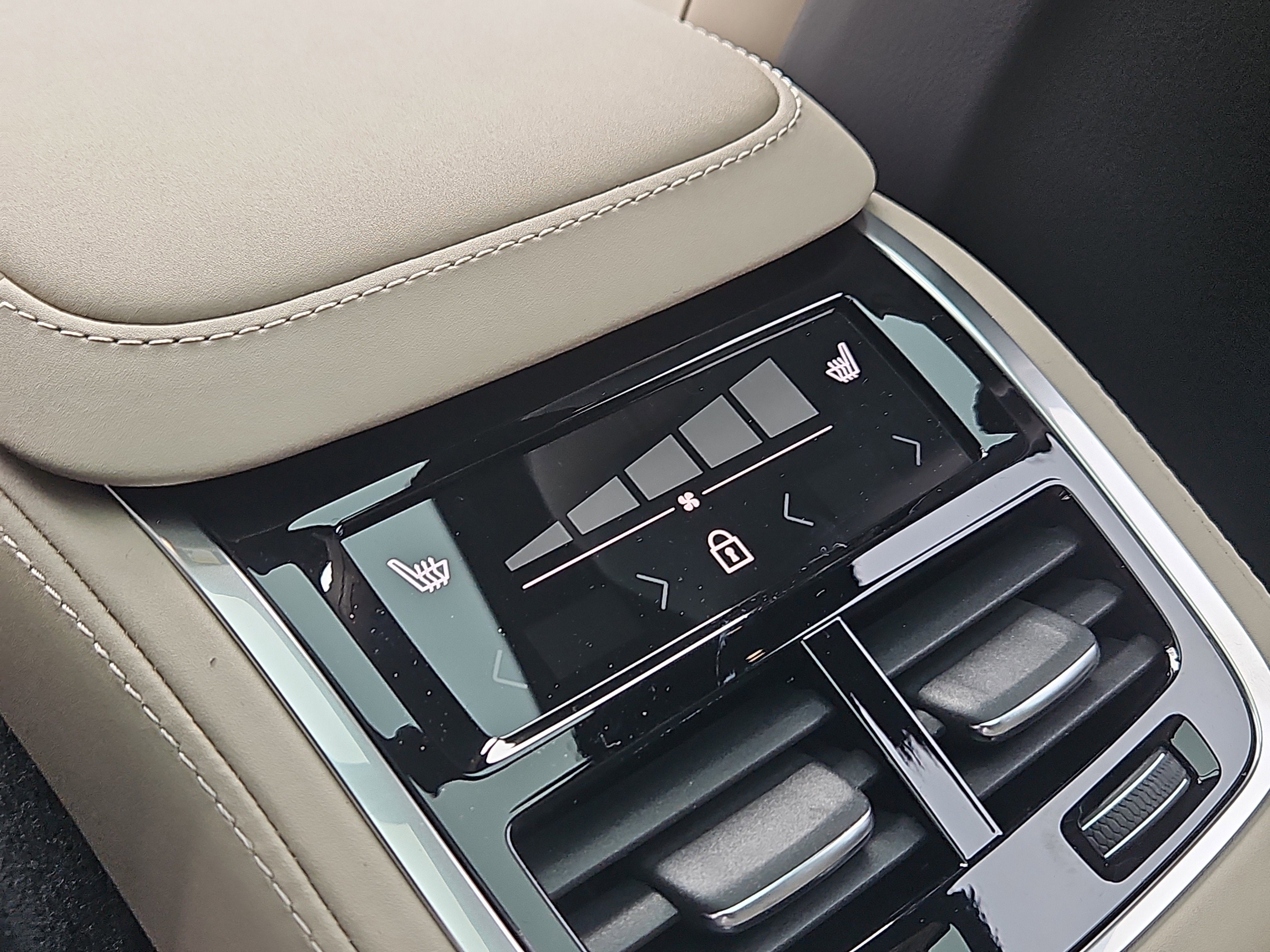 New 2026 Volvo XC90 B6 Plus w/ Protection Package Premier image 12