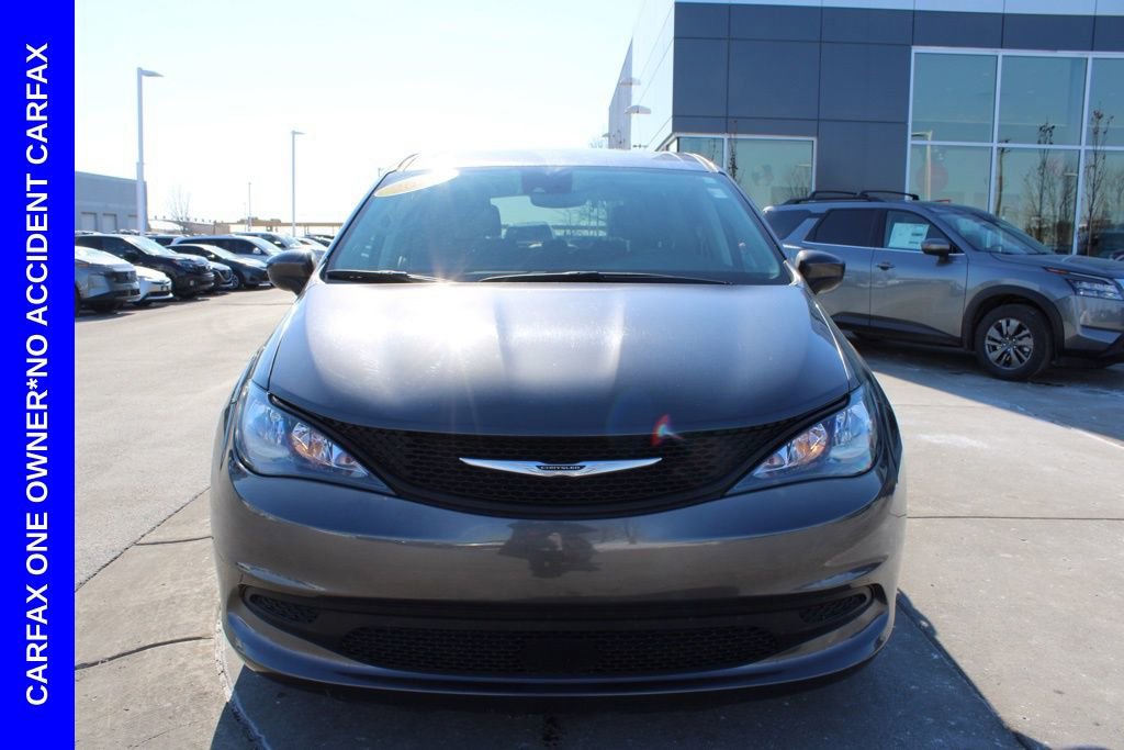 Used 2023 Chrysler Voyager LX image 2