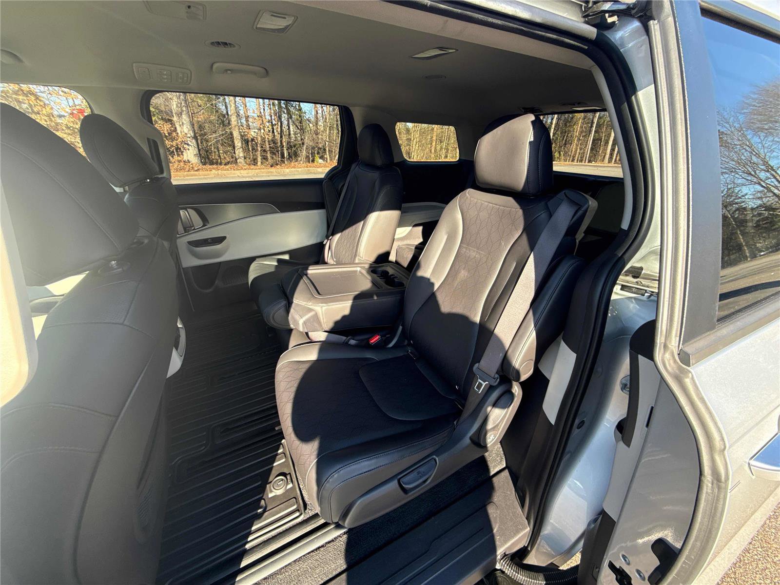 Used 2023 Kia Carnival LX image 11