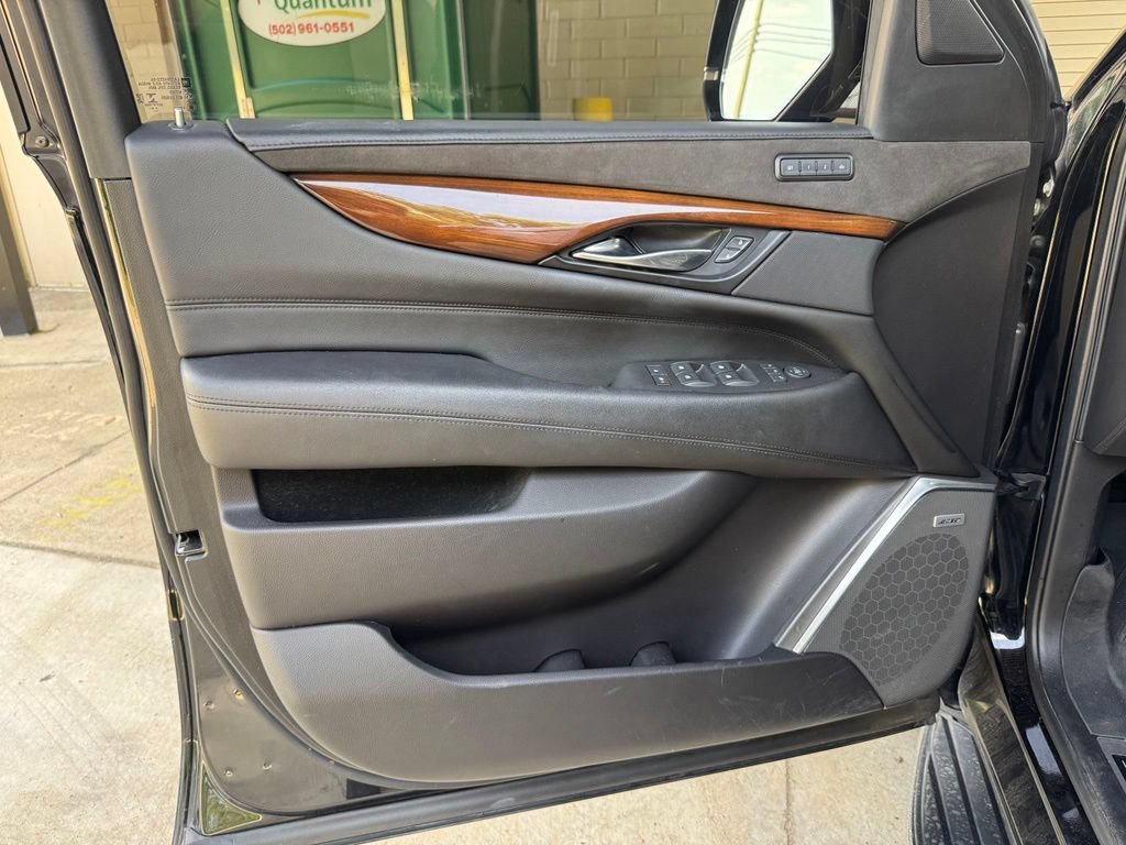 Used 2020 Cadillac Escalade Luxury AWD/4WD image 10