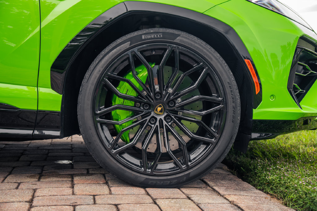 Used 2025 Lamborghini Urus SE AWD/4WD image 14