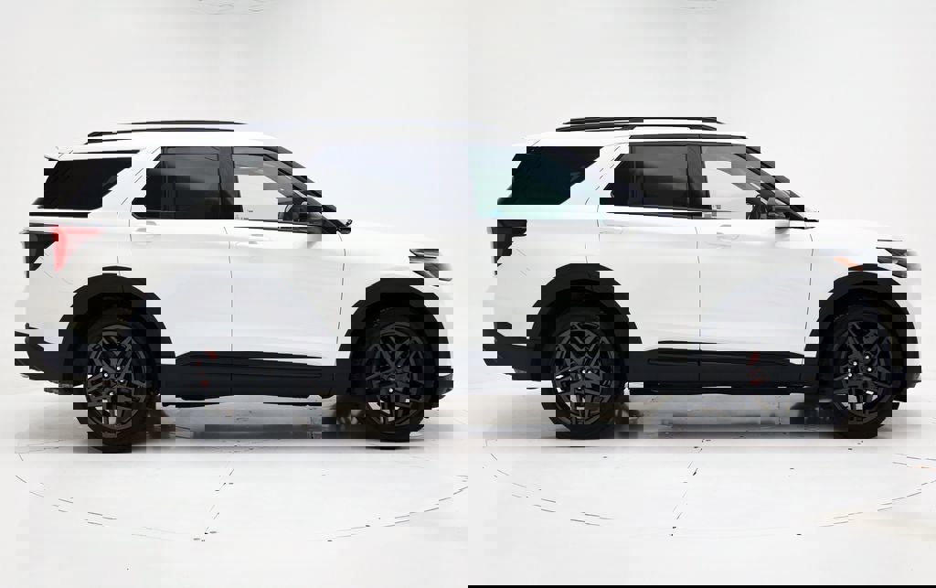 Used 2025 Ford Explorer ST AWD/4WD image 3