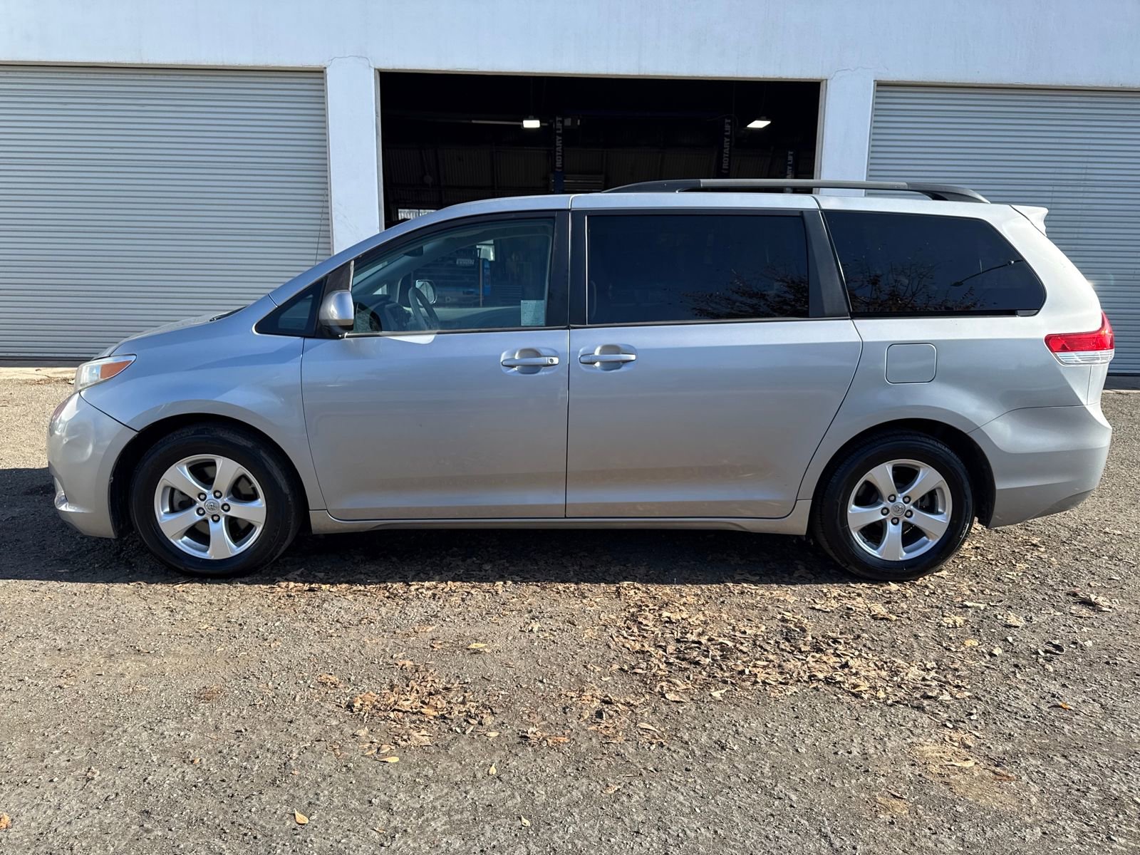 Used 2014 Toyota Sienna LE image 2