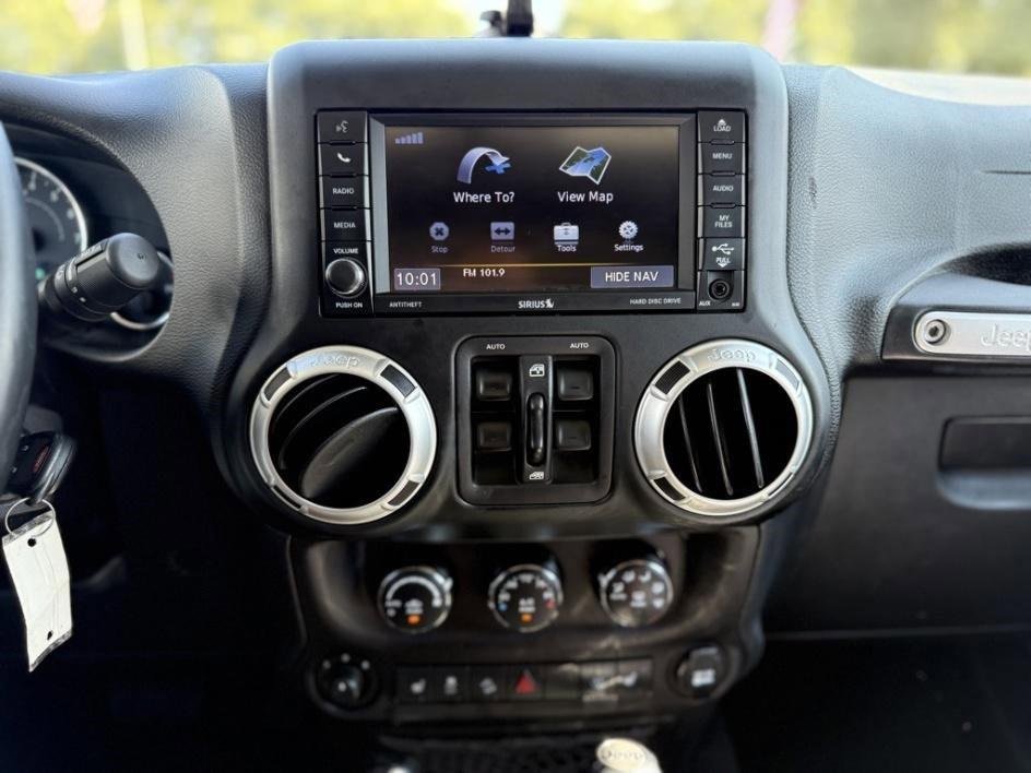 Used 2017 Jeep Wrangler Unlimited Rubicon w/ Connectivity Group image 25