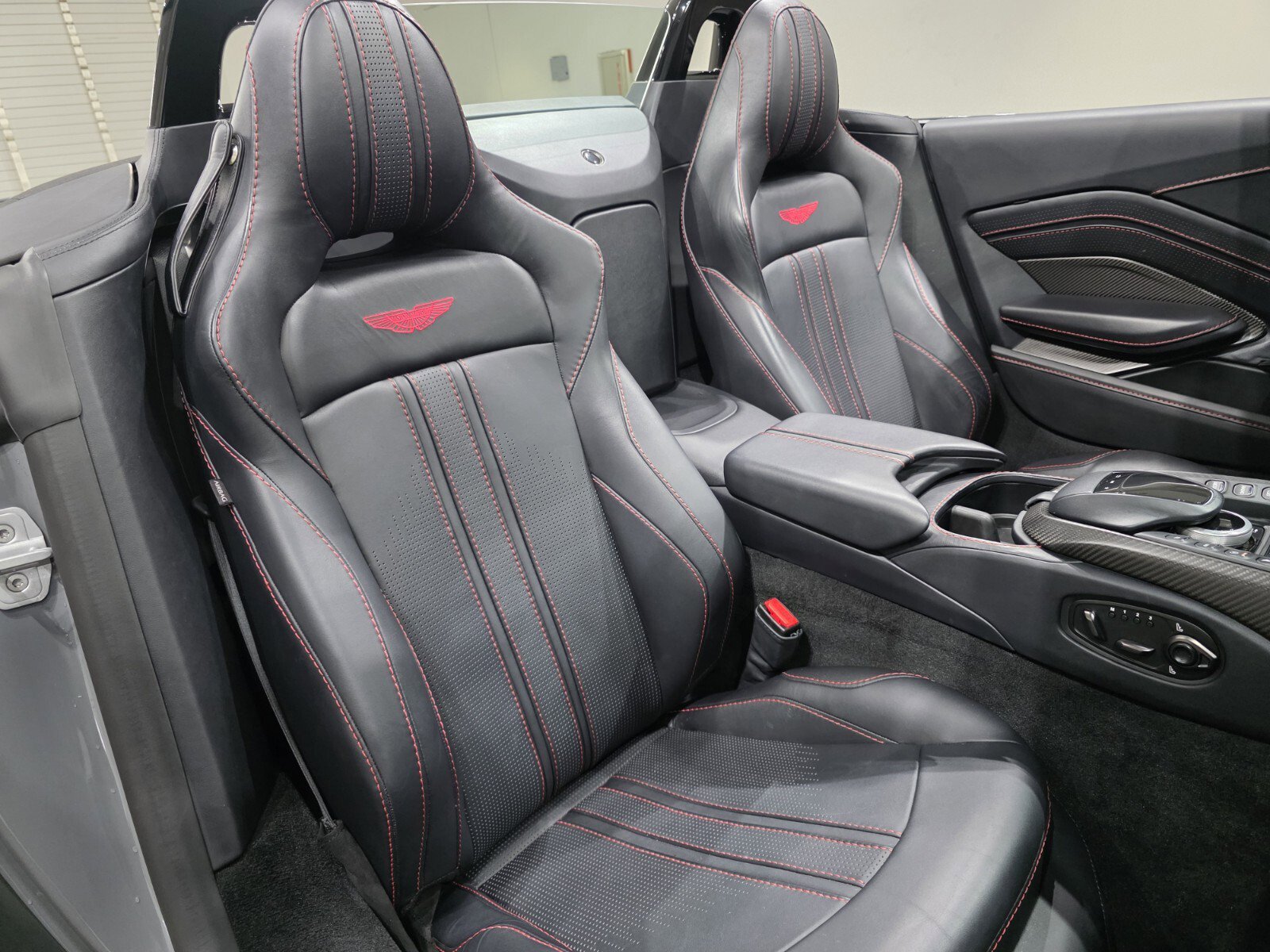 Used 2023 Aston Martin V8 Vantage Roadster image 21