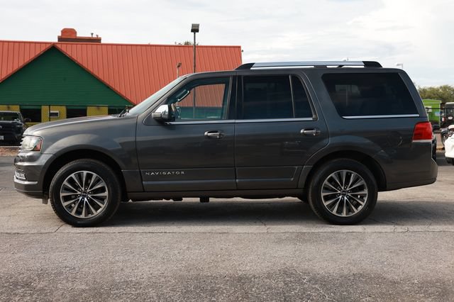 Used 2016 Lincoln Navigator Select RWD image 4