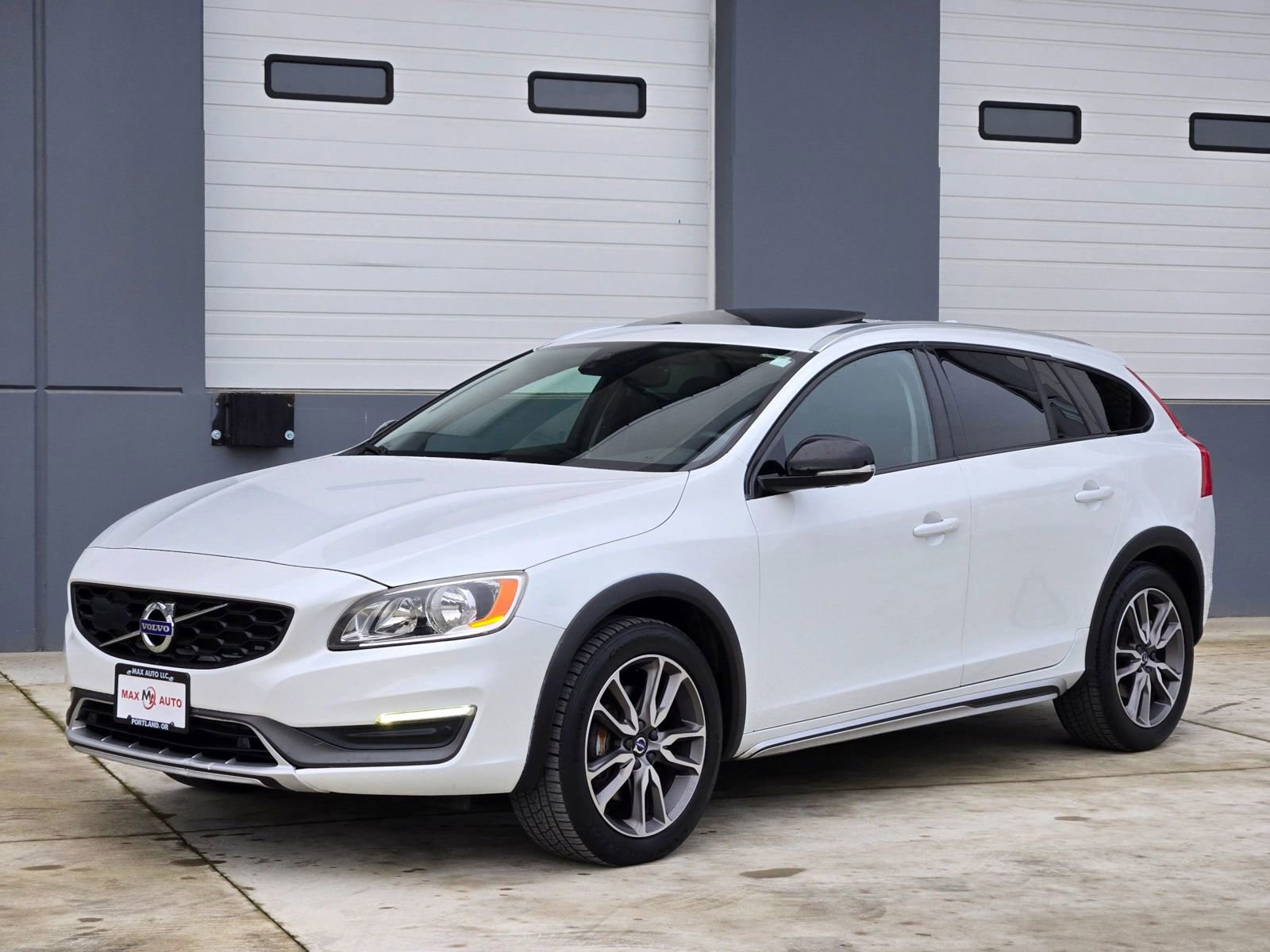 Used 2016 Volvo V60 T5 Cross Country w/ Convenience Package image 4