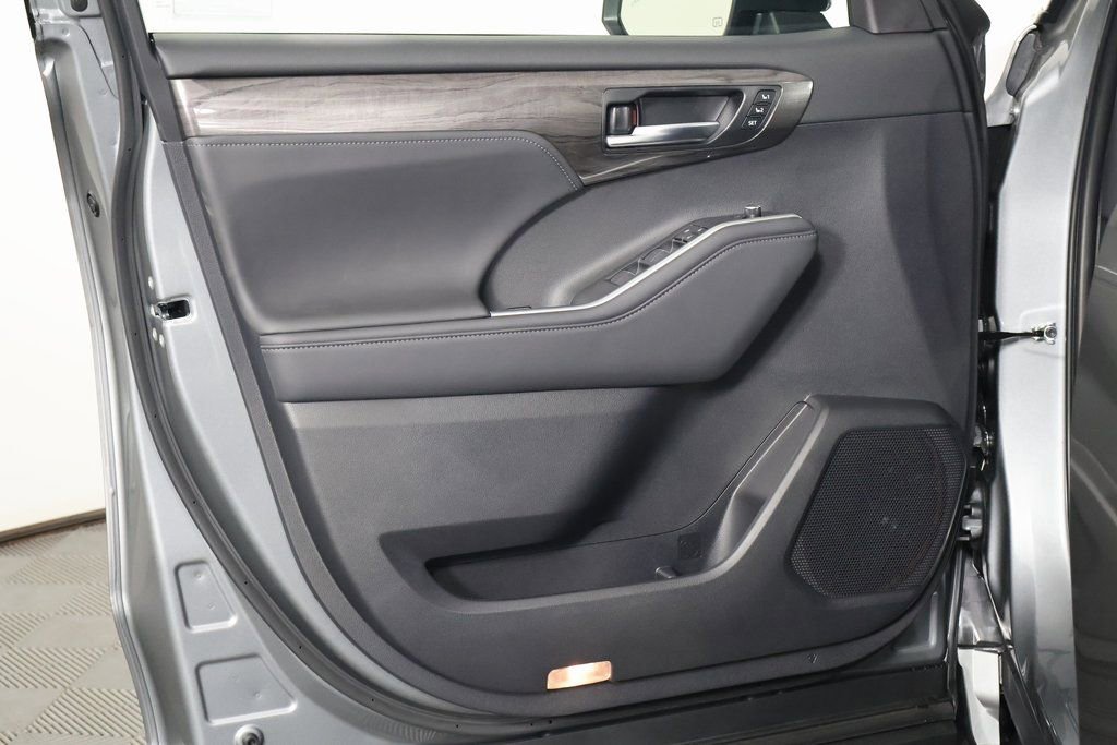 New 2026 Toyota Highlander Platinum image 8