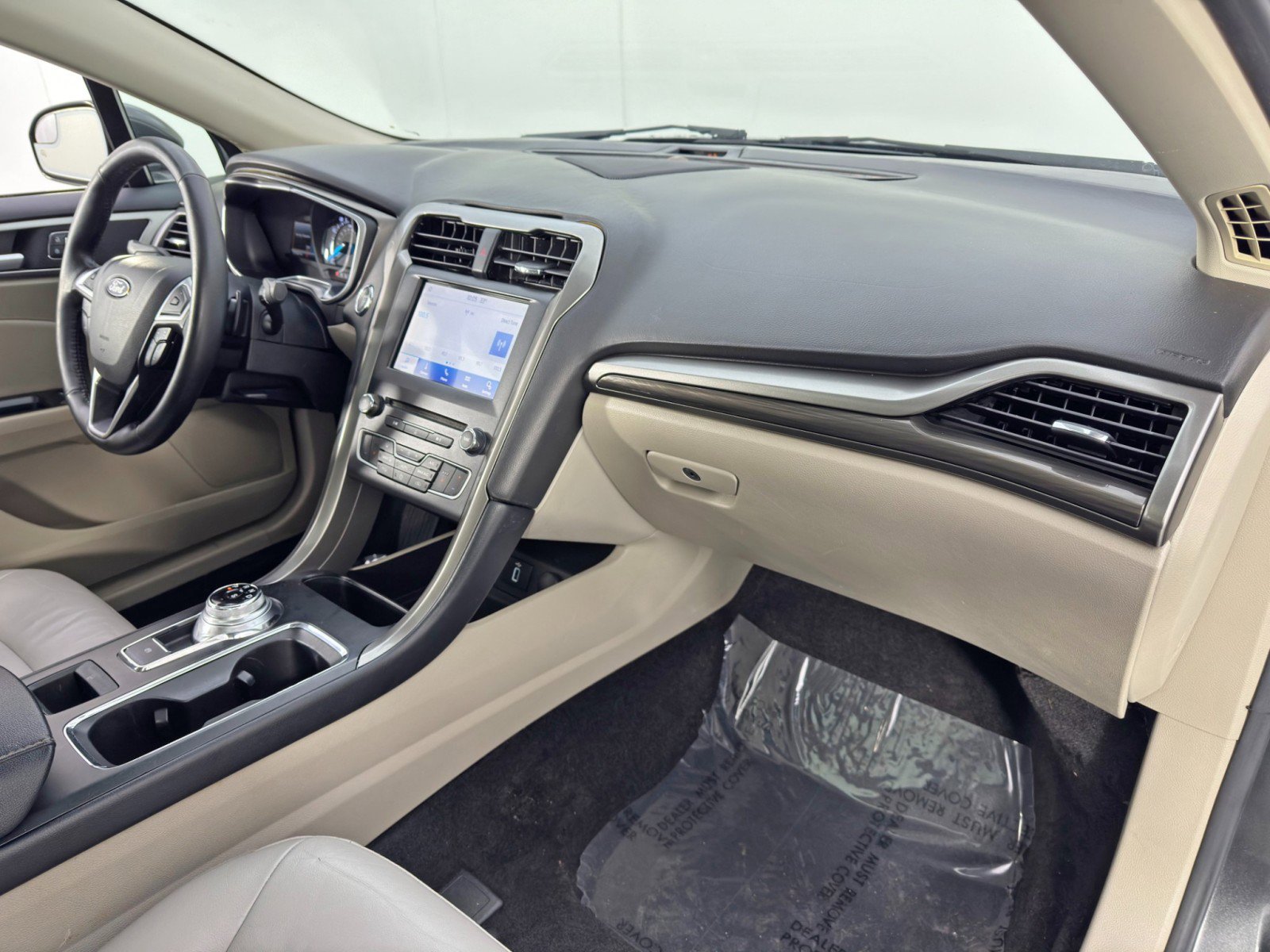 Used 2017 Ford Fusion SE w/ Fusion SE Technology Package image 14