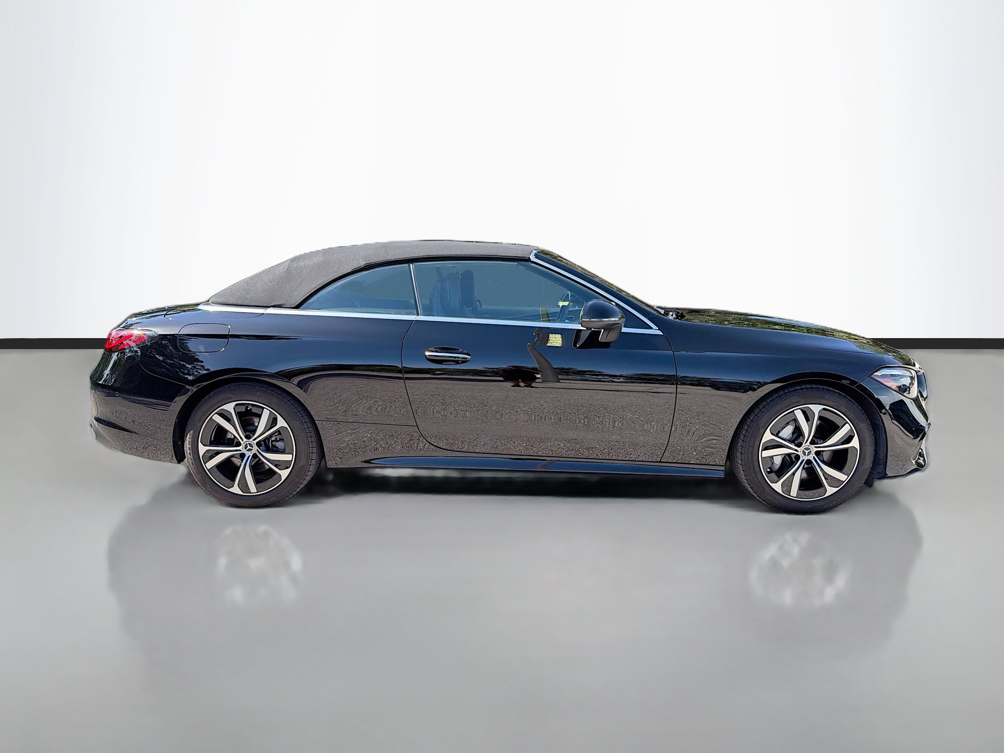 Used 2025 Mercedes-Benz CLE 300 4MATIC Cabriolet image 6