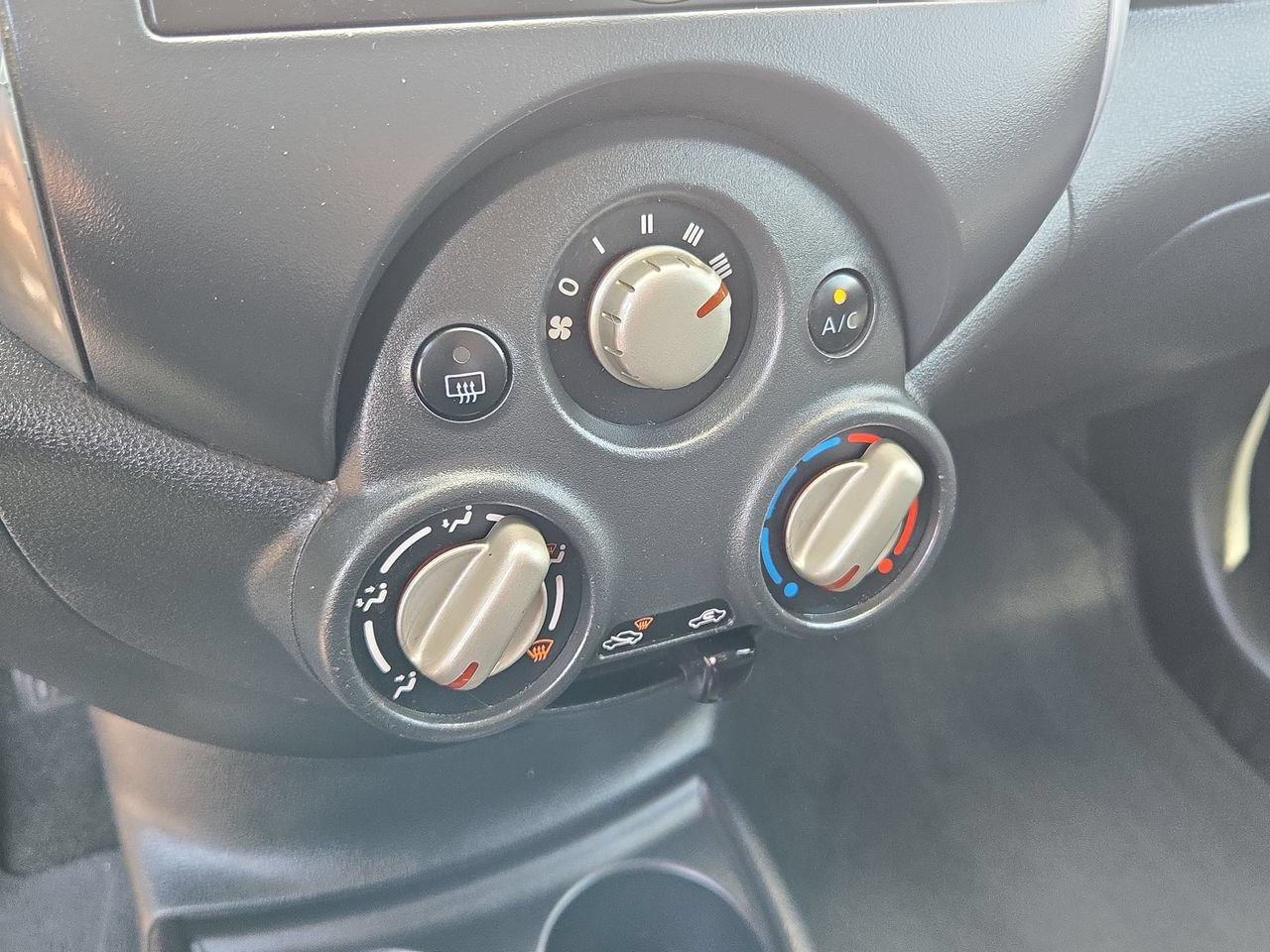 Used 2013 Nissan Versa SV FWD image 20
