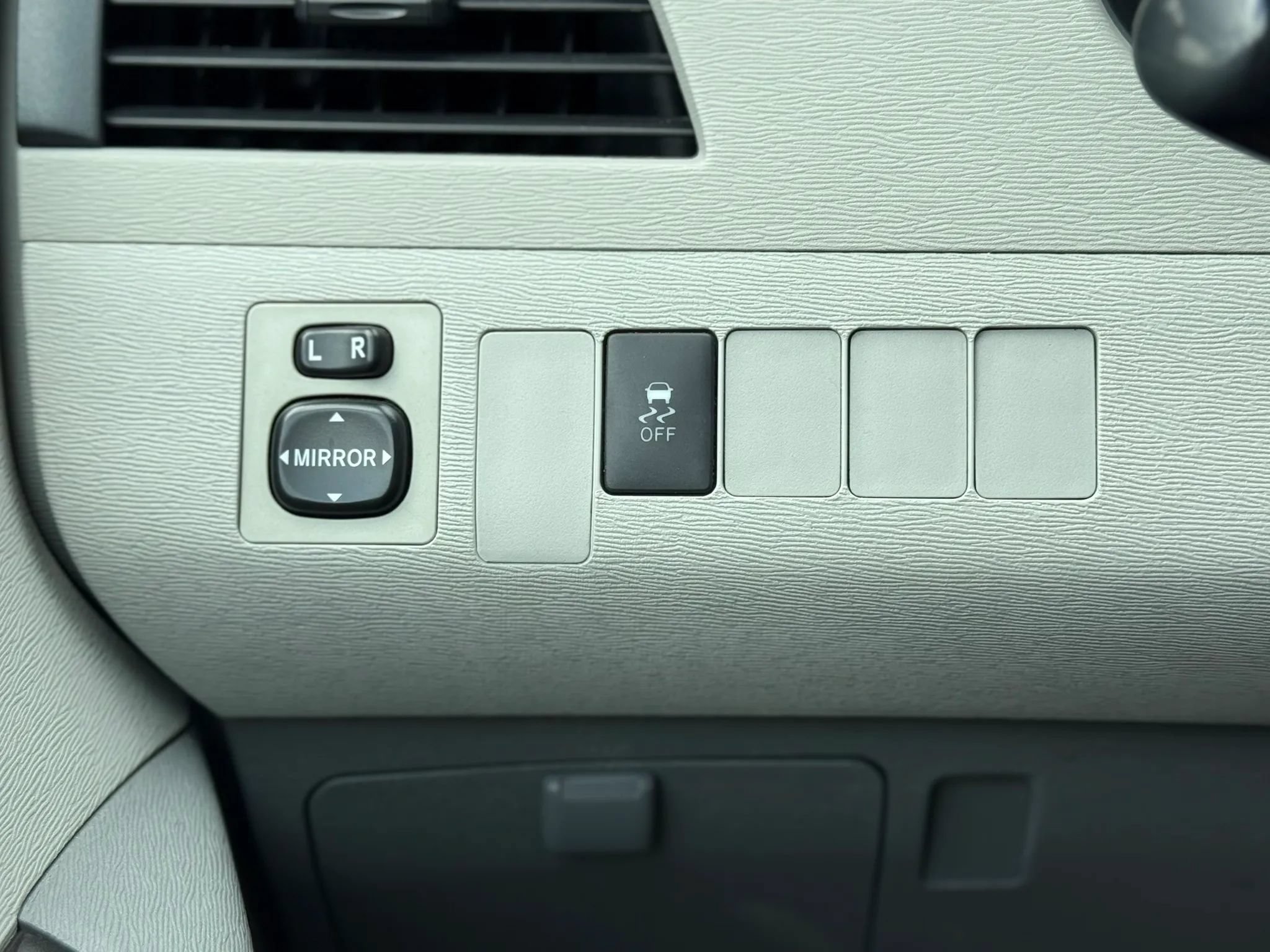Used 2013 Toyota Sienna L FWD image 18