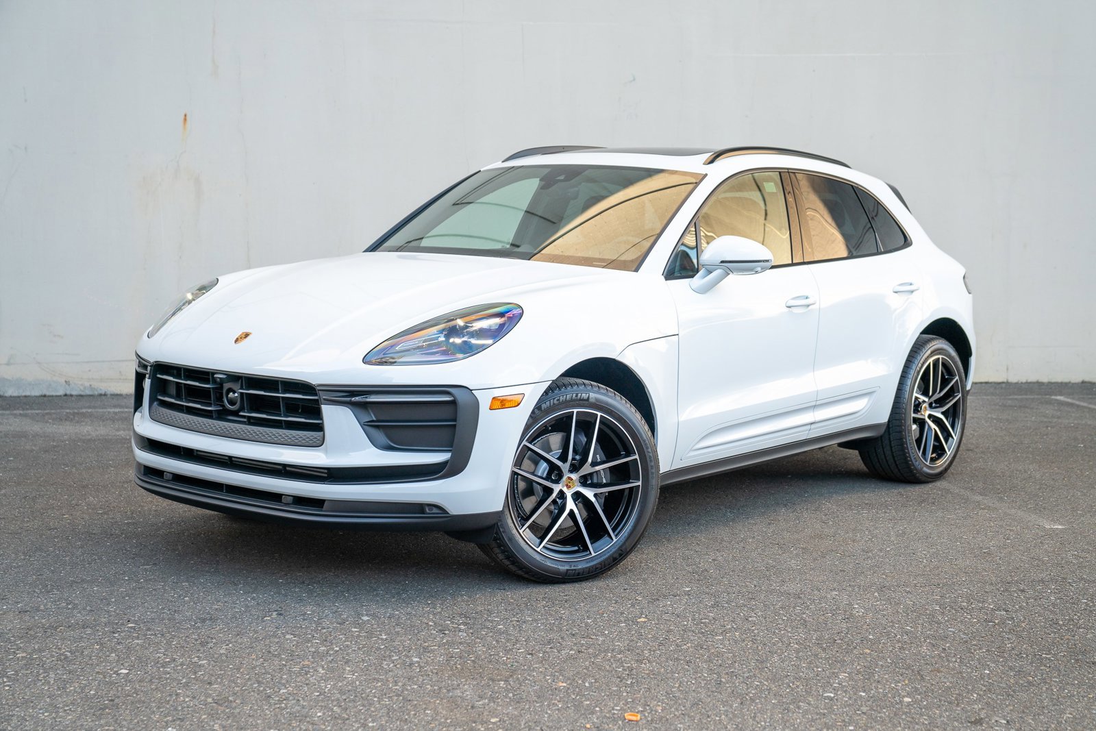 Certified 2025 Porsche Macan image 1