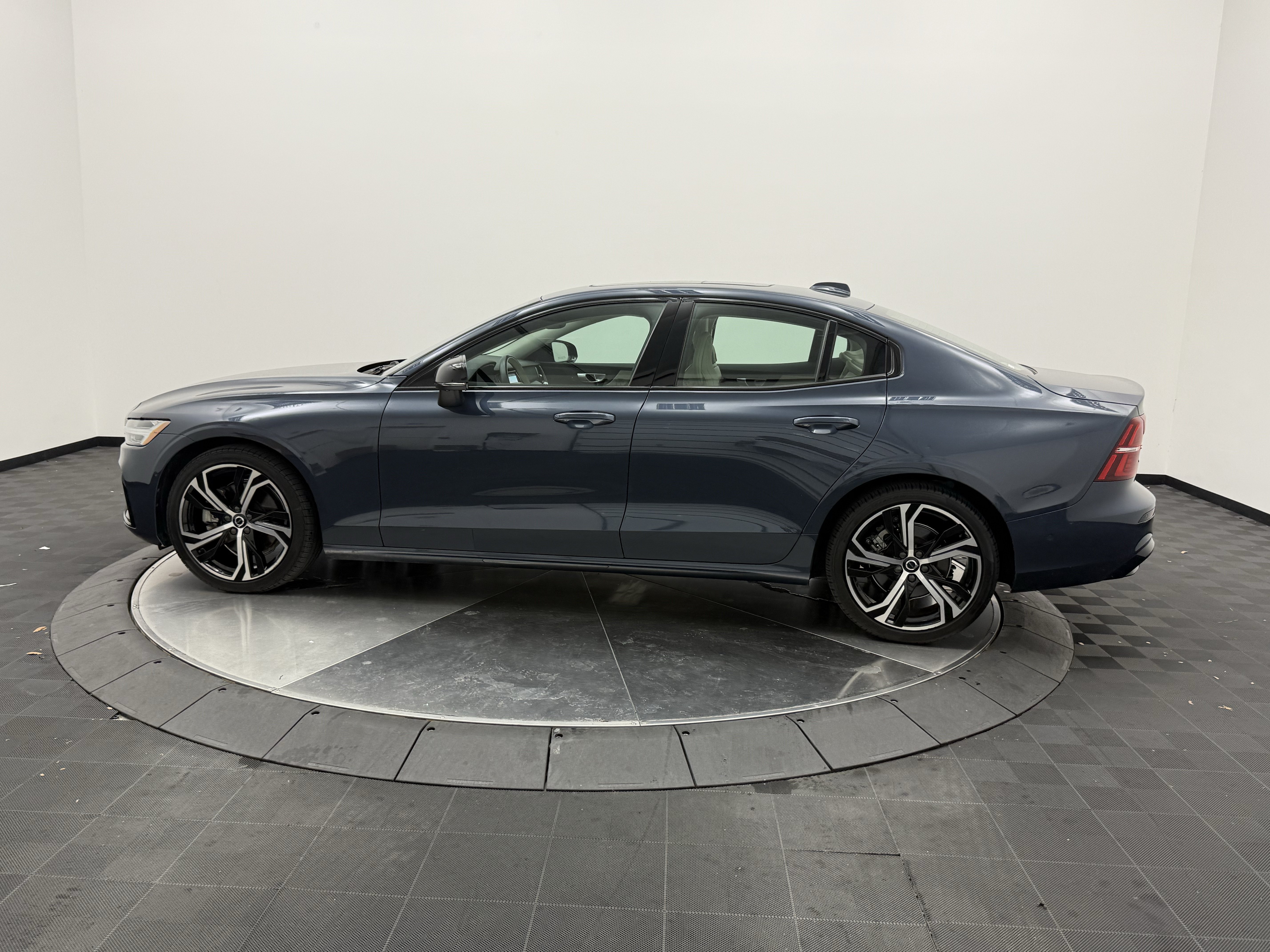 Certified 2024 Volvo S60 B5 Plus FWD image 4
