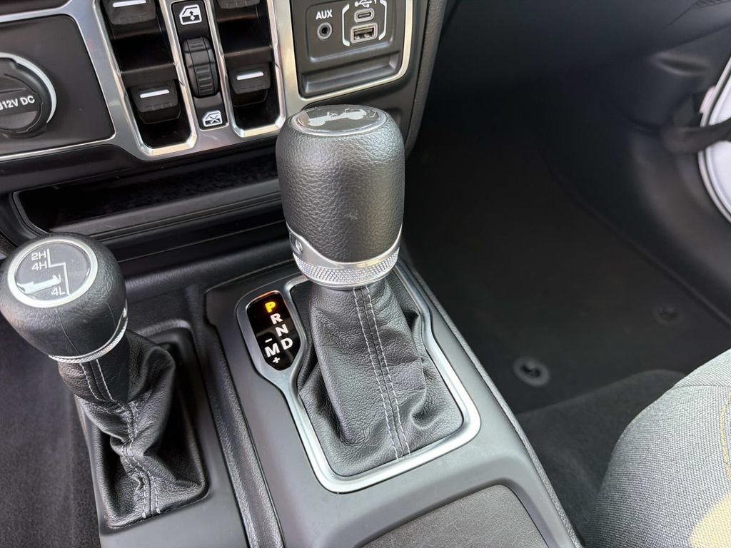 Used 2025 Jeep Wrangler Unlimited Sahara AWD/4WD image 29
