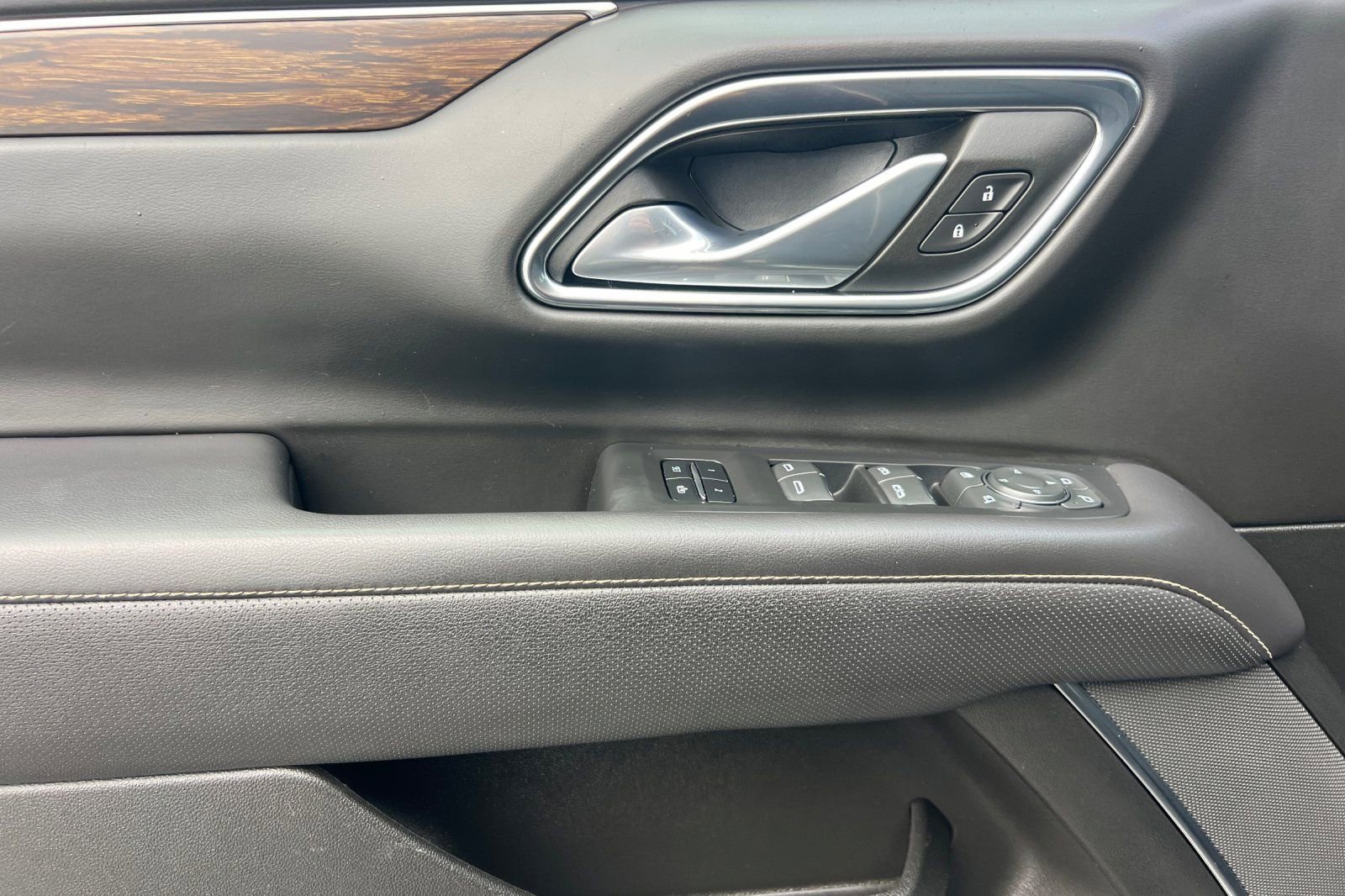 Used 2023 Chevrolet Suburban Premier image 11