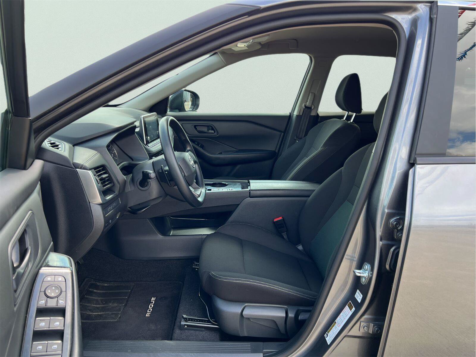 Used 2025 Nissan Rogue S FWD image 9