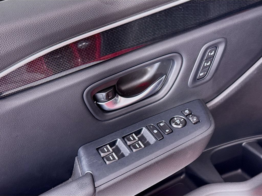 Certified 2025 Honda Pilot Black Edition image 23