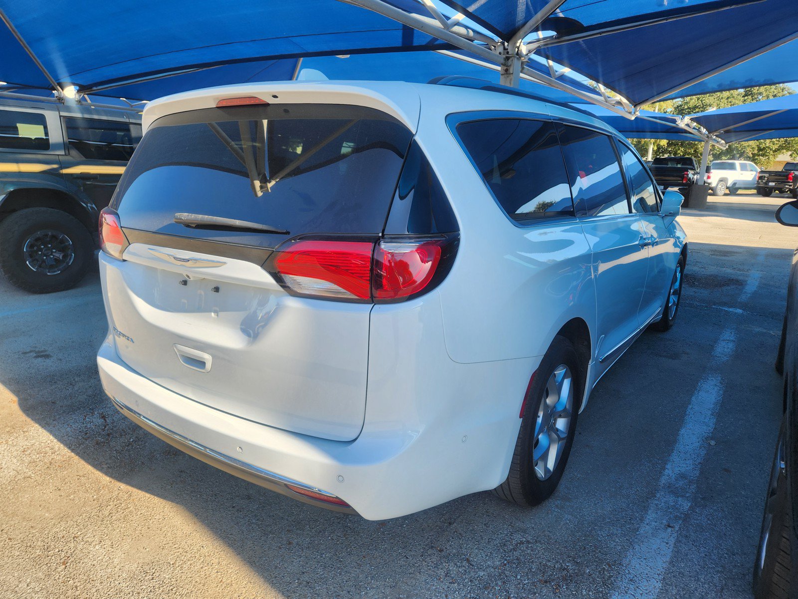 Used 2020 Chrysler Pacifica Touring-L Plus w/ Tire & Wheel Group FWD image 4