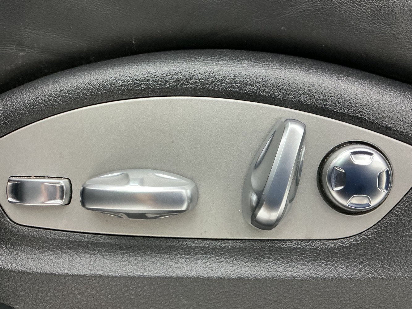 Used 2018 Porsche Macan AWD/4WD image 40