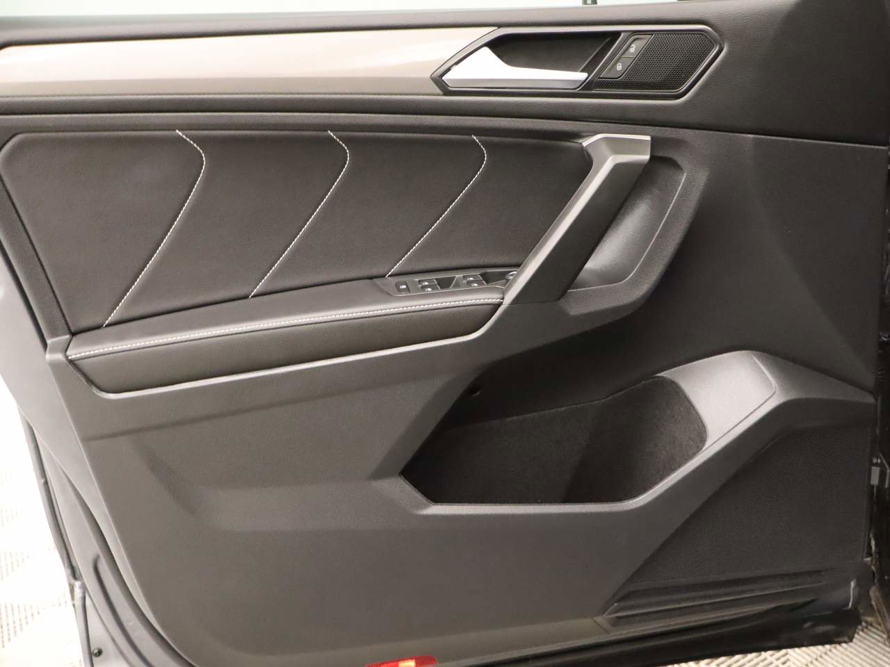 Certified 2023 Volkswagen Tiguan SE image 18