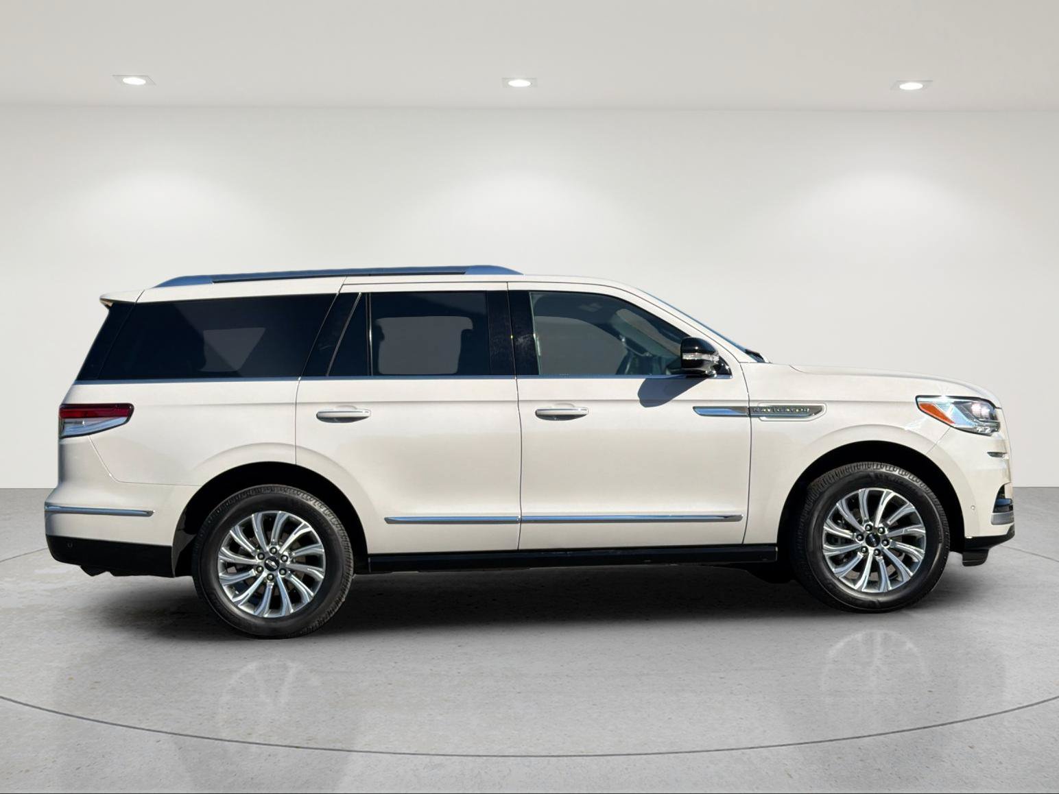 Used 2022 Lincoln Navigator 2WD image 6