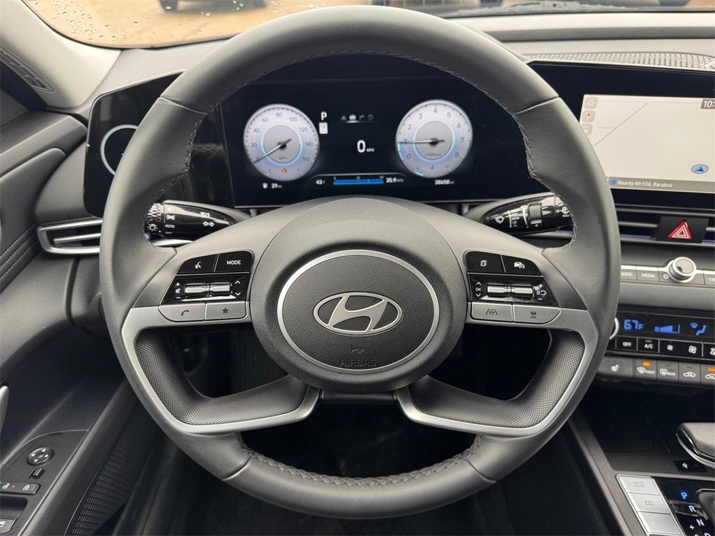 Used 2025 Hyundai Elantra Limited image 12
