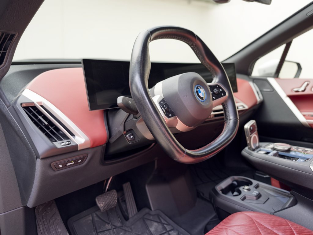 Used 2024 BMW iX xDrive50 w/ Premium Package AWD/4WD image 4