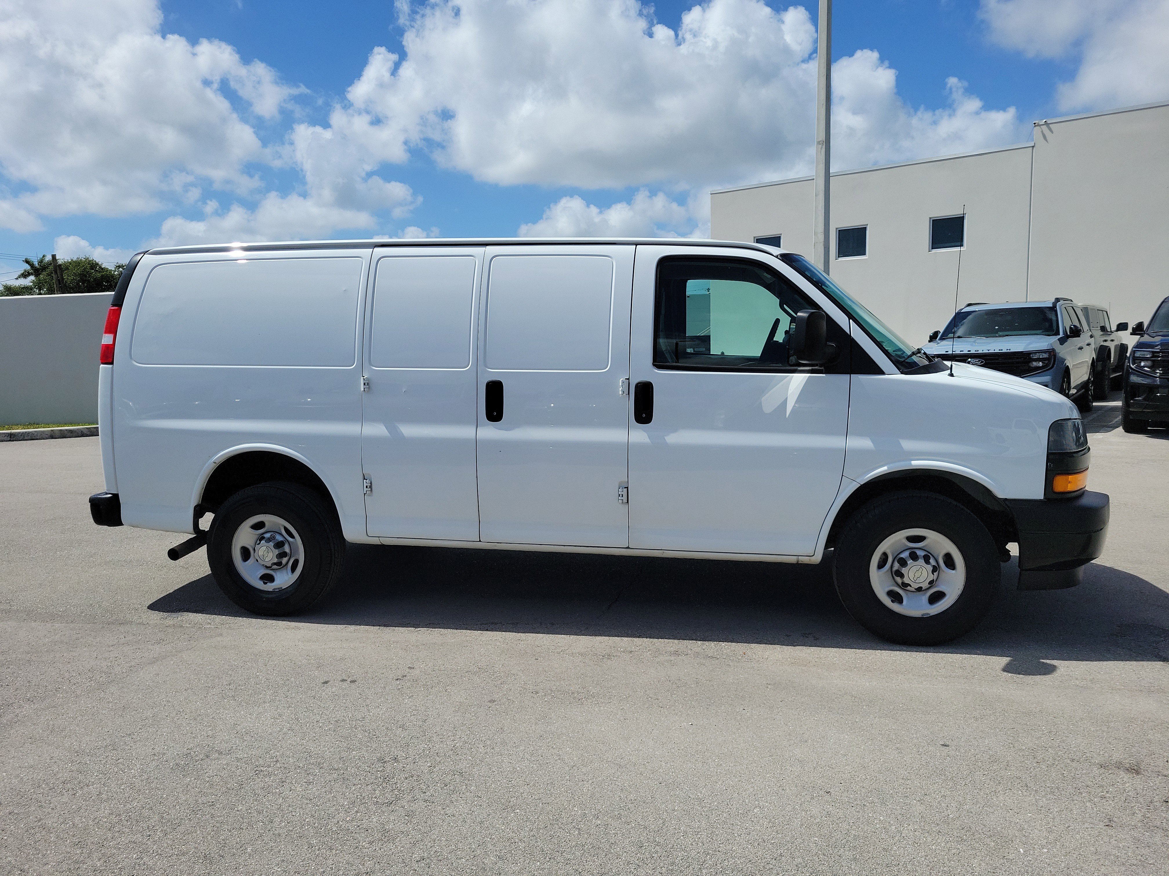 Used 2021 Chevrolet Express 2500 w/ Driver Convenience Package RWD image 4