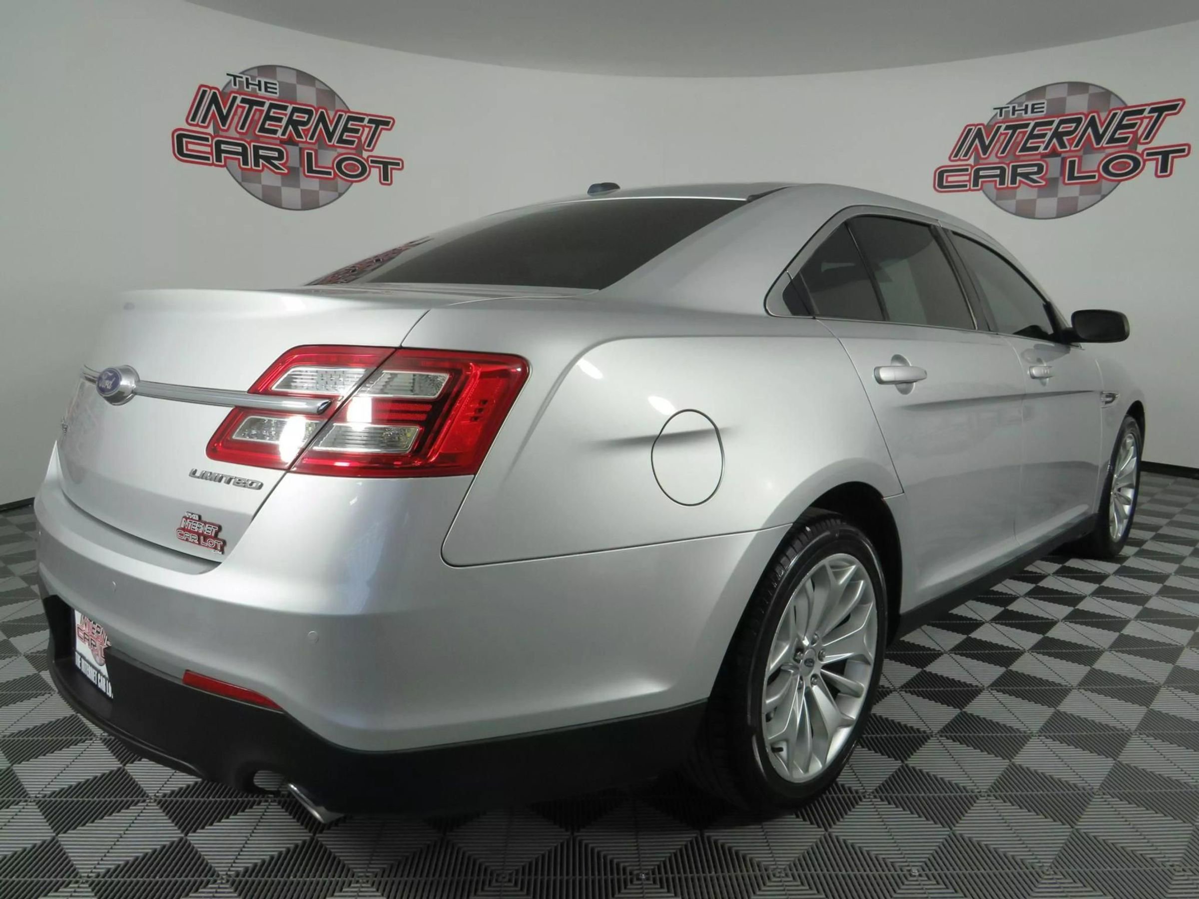 Used 2018 Ford Taurus Limited image 7