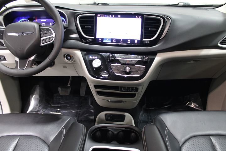 Used 2024 Chrysler Pacifica Touring-L image 18