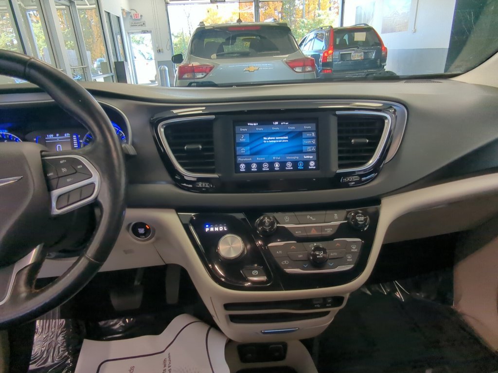 Used 2020 Chrysler Pacifica Touring-L FWD image 29