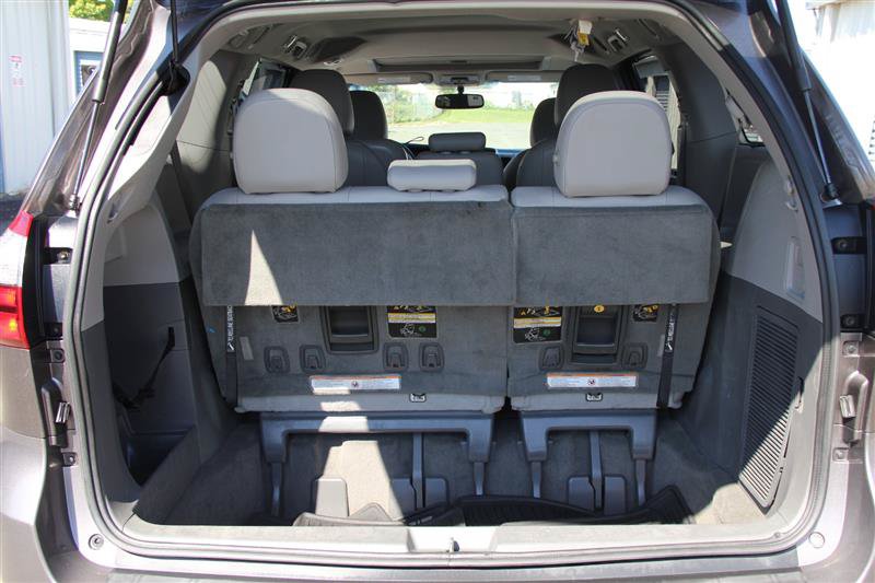 Used 2016 Toyota Sienna XLE w/ XLE Navigation Package FWD image 11