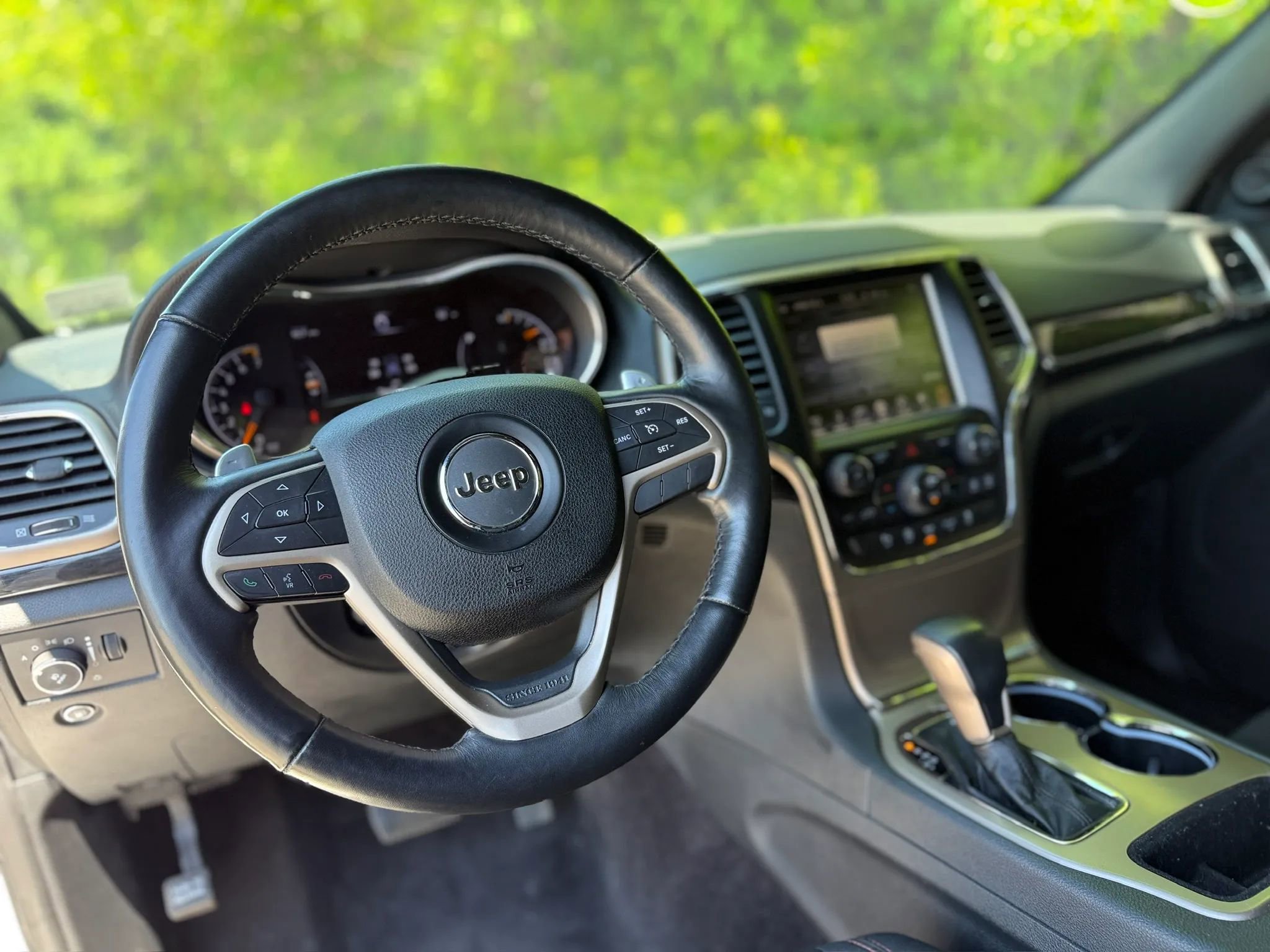 Used 2016 Jeep Grand Cherokee Laredo 75th Anniversary AWD/4WD image 40